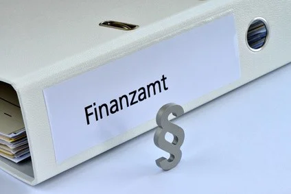 Ordner mit der Aufschrift Finanzamt