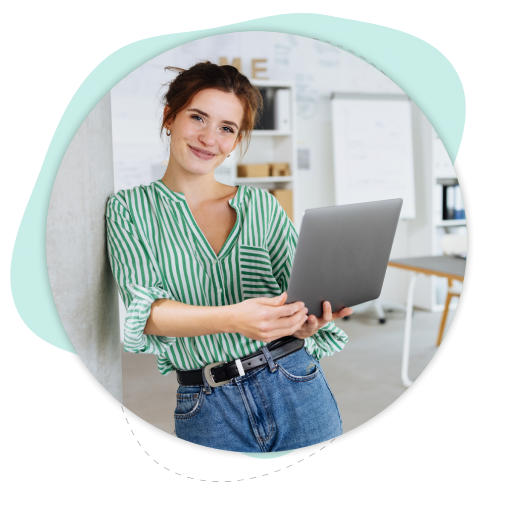 Frau arbeitet am Produktdatenmanagement